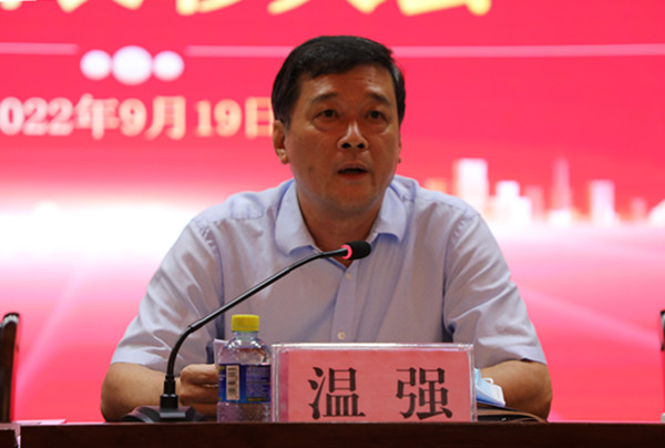 2022-xctzb-009温强宣读关于授予我校2022年抗疫志愿服务团队“特别贡献奖”的决定_副本.jpg