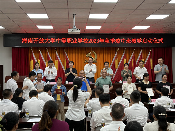 为学生代表发录取通知书_副本.jpg