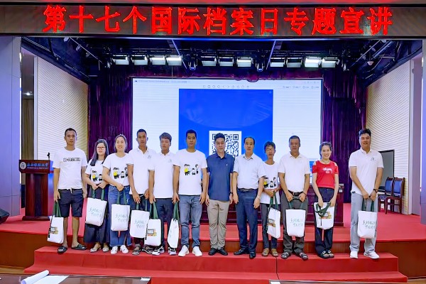 2024.6.5，为参加趣味问答的学生颁发奖品(1).jpg